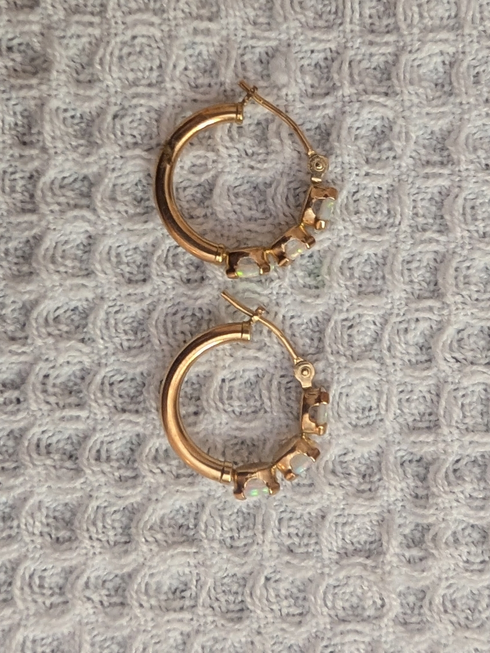 Gold Or Gold-tone Opal Hoop Earrings - Picture 4 of 4